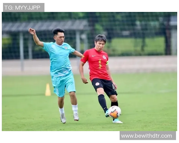 足球明星穿破鞋视频引发热议球迷纷纷点赞背后故事令人感动